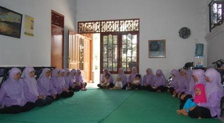 Ibu keluarga guru khusuk dengarkan ceramah agama
