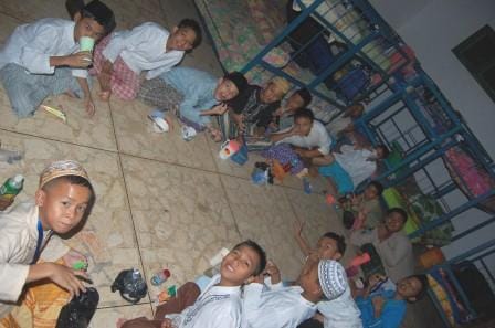 buka santri baru 1 Santri Kelas VII Saat Berbuka Puasa
