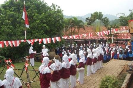 Upacara Kemerdekaan di Santriwati