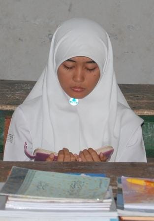 Santriwati Khusu' Dengan Al-Qur'annya