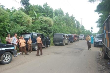 Kendraanpun Berjajar Rapi Siap Menghantar Para santri!