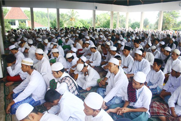 Santri Darunnajah Cipining Giat Beribadah