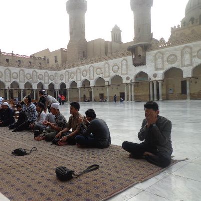 Alumni Darunnajah Rajin Sholat Berjama'ah Di Jami' Kampus al Azhar