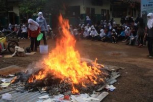 Pembakaran Massal Barang Haram santri Putri Pondok Pesantren Darunnajah