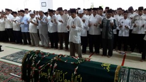 Solat jenazah H Shofi suami Hj Zainuyah Manaf