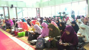 Rombongan Wiridan Darunnajah Cipining Ngaji Bareng Peserta Lain