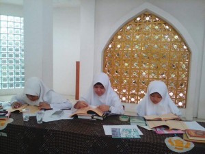 Kegiatan Fathul Kutub Pesantren Putri Al Hasanah Darunnajah 9 Pamulang