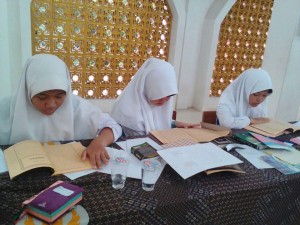 Kegiatan Fathul Kutub Pesantren Putri Al Hasanah Darunnajah 9 Pamulang
