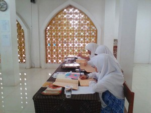 Kegiatan Fathul Kutub Pesantren Putri Al Hasanah Darunnajah 9 Pamulang