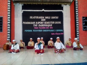 Penampilan Santri Dalam Pembagian Rapor di Pesantren Darunnajah Cipining