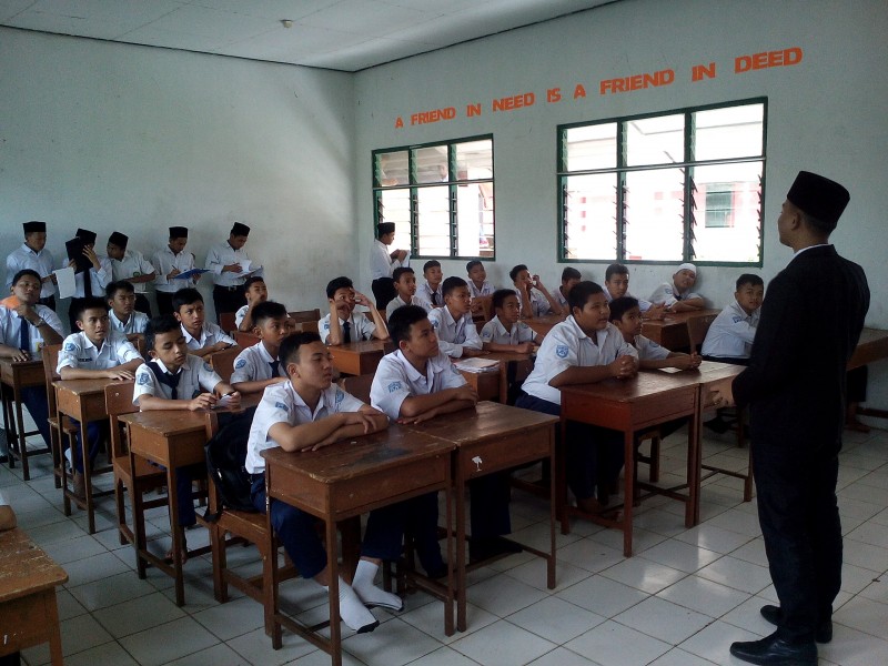 Ibnu Septian kelas 6 TMI sedang melaksanakan kegiatan Praktik Mengajar