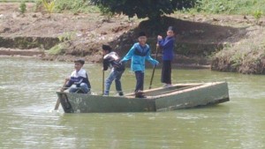 Asyiknnya Mendayung Sampan