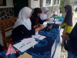 Bagian Keamanan Santri Pesantren Darunnajah Cipining Sedang Mengecek Kartu Perizinan Santri