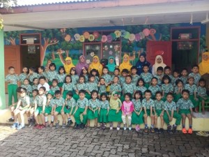 Rentetan kegiatan semester I di Sekolah Tk Islam Daud Ali Darunnajah 10 jl. H.Gari Rt/rw 01/003 Pesanggrahan Jakarta Selatan diakhiri dengan pembagian nilai prestasi anak (raport), hari Jum'at 18 Desember 2015. Seluruh wali murid berdatangan menuju sekolah bertemu dengan wali kelas putra-putrinya masing-masing dari 08.00-11.00WIB. Pembagian hasil belajar anak betujuan agar para wali murid mengetahui perkembangan anak. Semoga seluruh siswa-siswi mendapatkan hasil yang baik. Amin.....