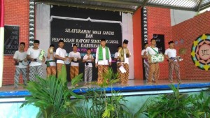 Penampilan Santri Dalam Pembagian Rapor di Pesantren Darunnajah Cipining