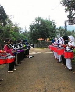 santriwati latihan Drumband