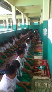 Siswa - siswi Sedang Melaksanakan Shalat Dzuhur Berjamaah