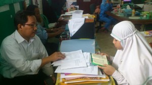 Siswi Sedang Praktek Membaca Alqur'an