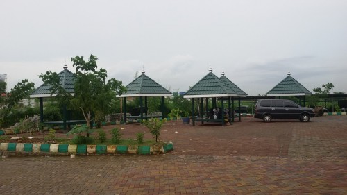 Jardin (Taman Parkir) Pesantren Darunnajah Jakarta Asrama Putri Lebih Indah Dengan Gazebo