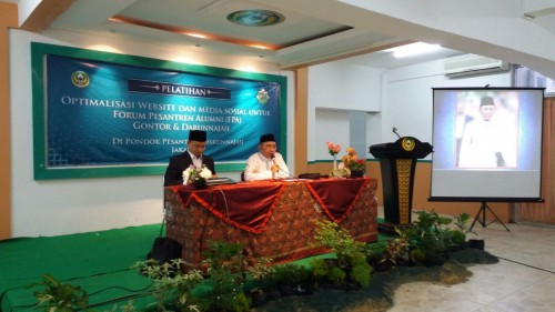 Dr. KH. Sofwan Manaf, Ketua Yayasan Darunnajah Bidang Pesantren Memberikan Sambutan Pada Optimalisasi Web dan Sosmed