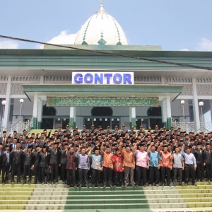 Pengurus OSDN berfoto bersama didepan Masjid Darussalam Gontor, Kamis (18/2/2016)