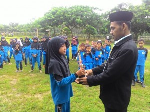 Penyerahan Piala Santri MI An Nahl Darunnajah 5 Cikeusik Pandeglang Banten