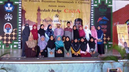 Kang Abik Foto Bersama Ustadzah Darunnajah 2 Cipining