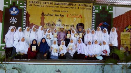 Santri Darunnajah 2 Cipining Foto Bersama Kang Abik