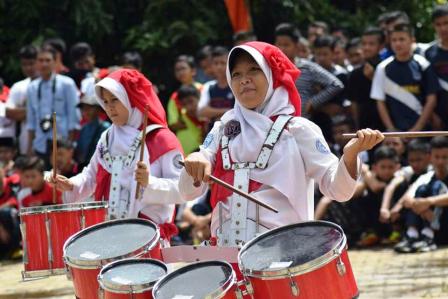 Drumband Santriwati Darunnajah Cipining