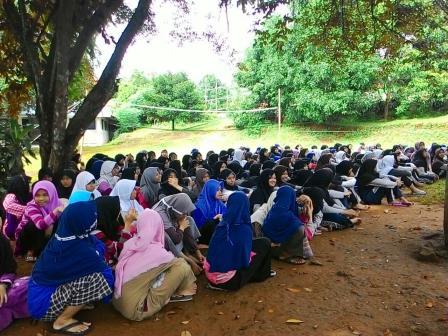 Santriwati Berkumpul di Lap. guna mengikuti kegiatan "Tandziful Am"