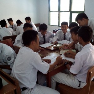 Suasana English Group Discussing di Kelas Intensive