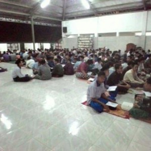 Suasana Belajar Santri Putra di Darunnajah 2 Cipining