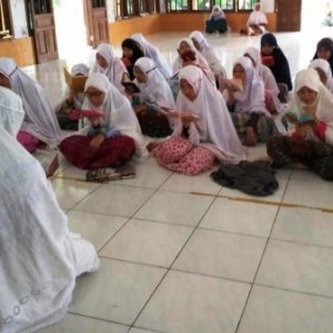 Suasana Kegiatan Talaqi Santriwati Darunnajah 2 Cipining