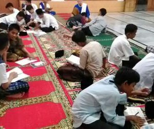 Suasana Belajar Santri Lokal di Masjid Kampus 2