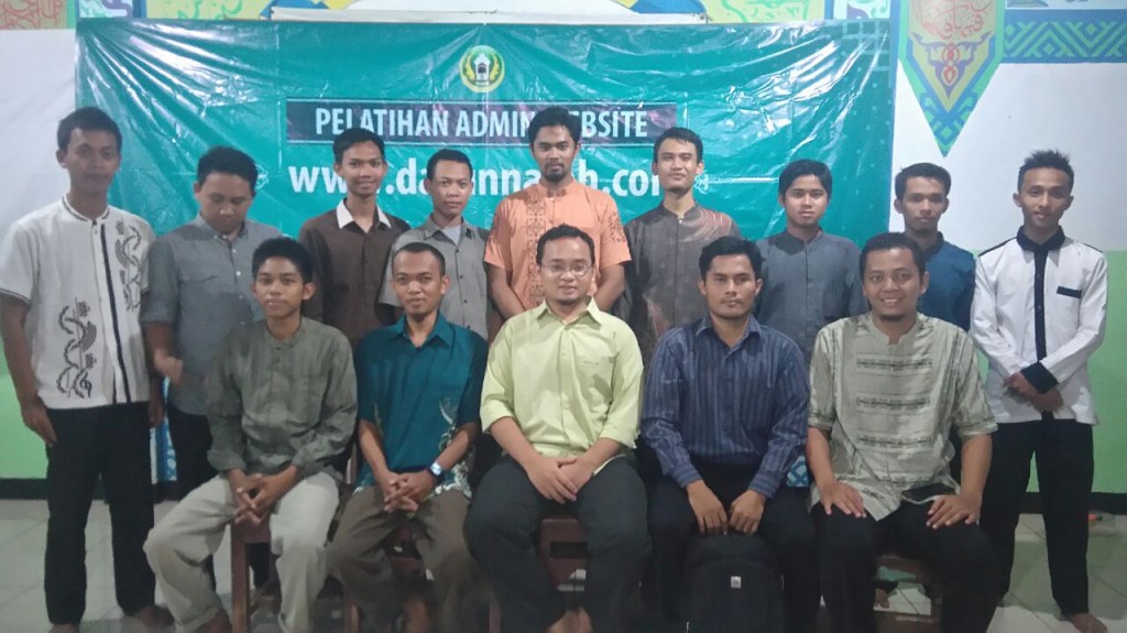 Pelatihan admin website telah selesai di laksanakan,acara yang di selenggarakan mulai tanggal 18-19 april 2016 yang bertempat di pondok pesantren an-nahl darunnajah 5 itu telah di tutup pada sore hari tadi pukul 17.00. Peserta yang mengikuti acara tersebut bukan hanya ustad/ustadzh tapi santriwan/santriwati pun ada yang ikut bertpartisipasi,di antara nya santri dari pondok pesantren an-nahl darunnajah 5,darunnajah 1,darunnajah 9,dan darunnajah 14. Seiring berkembangnya zaman yang sangat pesat, kita di tuntut untuk dapat menguasai TIK karna saat ini segalanya serba teknologi. maka dari itu Darunnajah Grup memberikan pelatihan kepada generasi-generasi penerus pondok sebagai kadernya