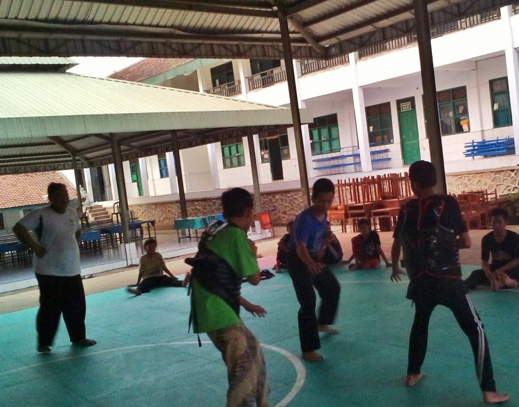 Suasana Latihan Sore Tim Pasukan Inti Pencak Silat Darunnajah Cipining
