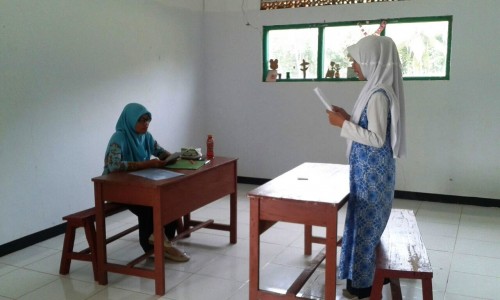 Alhamdullilah setelah renretan kegiatan Ujian kelas 6 TMI ( Tarbiyatul Mu'alimin wal Mu'alimat ) Pondok Pesantren An-nahl Darunnajah 5 Cikeusik Pandeglang Banten, yang tiada henti mulai dari pelaksanaan UAM ( Ujian Akhir Madrasah ) UAMBN ( Ujian Akhir Madrasah Bertaraf Nasional ) sampai dengan UN ( Ujian Nasional ) yang sudah terlaksana dan terlewati dengan baik. Dan sekarang kelas 6 TMI sedang disibukkan dengan Ujian Niha'i bisa disebut juga dengan Ujian Akhir kelas 6 TMI Darunnajah 5 Cikeusik Pandeglang Banten, dalam Ujian Niha'i ini terbagi menjadi 2 Ujian yaitu Ujian Lisan dan Ujian Tulis, dan sekarang kelas 6 TMI sedang melaksanakan Ujian lisan yang akan berlangsung selama 3 hari berturut-turut Tentu menghadapi Ujian Lisan tidaklah mudah, selain persiapan materi santri kelas 6 juga harus mempersiapkan mental karna bisa jadi meteri sudah dihafal, bisa saja hilang saat berhadapan dengan Penguji nanti mulai dari gelisah, ragu, cemas, bingung bahkan takut, itu yang membuat Santri tidak bisa menjawab pertanyaan-pertanyaan penguji. Saat ujian lisan kita tidak cuma berhadapan dengan kertas, tapi juga dengan seorang penguji secara Face to Face, itulah yang membuat santri terkadang menjadi grogi namun jika kita sudah siapkan mental yang kuat, pasti kita bisa tenang dan bisa menjawab pertanyaan-pertanyaan dari penguji, semoga santri kelas 6 TMI dimudahkan segala ujiannya, dipermudah dan diberikan yang terbaik oleh Allah SWT. AMIN