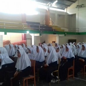 Lomba Cerdas Cermat Santri Putri di Gor Darunajah