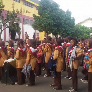 Pemberangkatan Pramuka Putri Darunnajah Jakarta menuju Bumi Perkemahan Darunnajah 2 di Cipining Bogor