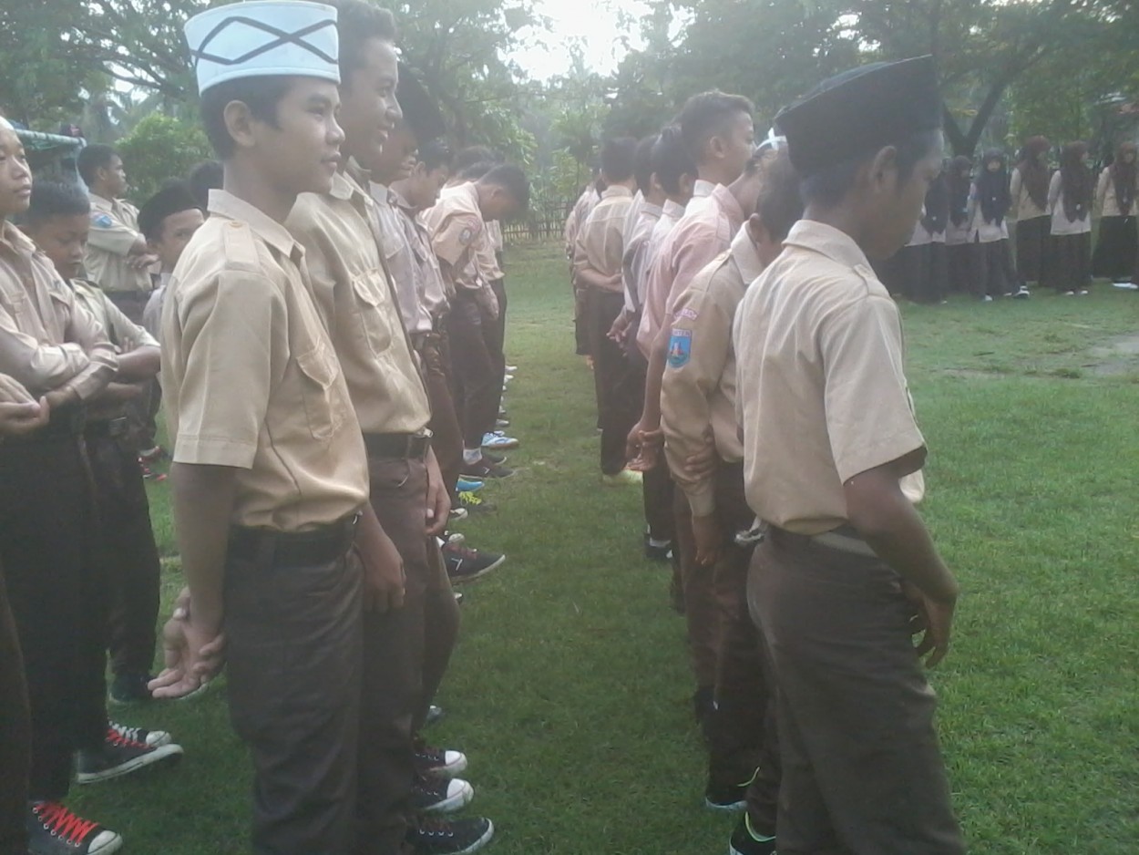 Bismillah, itulah kata-kata yang sering kita ucapkan dalam melakukan berbagai aktivitas agar kita dimudahkan, dilancarkan dan yang terpenting di Ridhoi oleh Allah SWT. akhirnya pembukaan Ujian Kenaikan kelas Pondok Pesantren An-Nahl Darunnajah 5 Cikeusik Pandeglang Banten telah dilaksanakan pada pagi tadi tepatnya Sabtu 14 mei 2016 dilapangan upacara pondok pesantren an-nahl. dalam pembukaan ini dihadiri dewan guru pondok pesantren an-nahl darunnajah 5, sambutan pertama yang sangat semangat oleh pimpinan pesantren an-nahl yang menjelaskan bahwasanya dalam ujian ini tinggalkan semua kecuali belajar buakn arti yang sebenarnya, semua ini adalah rintangan untuk naik kelas dengan baik, doa dan usaha yang tiada henti yang akan menjadi bekal kalian dalam menghadapi ujian kelaikan kelas ini, setelah itu ketua panitia yang berbicara tentang peraturan selama ujian. Semoga semua santri Pondok Pesantren An-Nahl Darunnajah 5 Cikeusik Pandeglang Banten bisa mengahdapi semua ujian ini dengan lancar. AMIN
