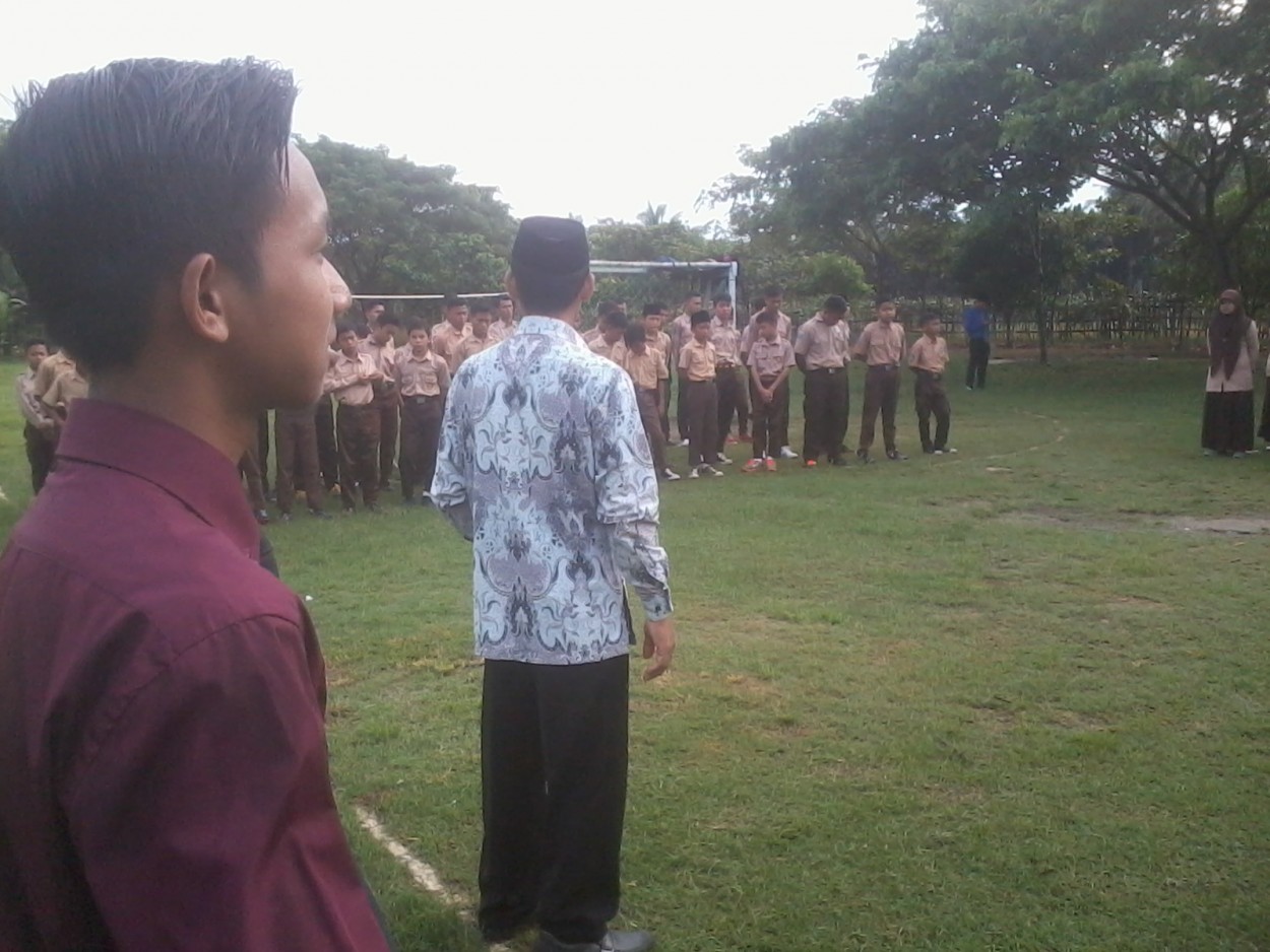 Bismillah, itulah kata-kata yang sering kita ucapkan dalam melakukan berbagai aktivitas agar kita dimudahkan, dilancarkan dan yang terpenting di Ridhoi oleh Allah SWT. akhirnya pembukaan Ujian Kenaikan kelas Pondok Pesantren An-Nahl Darunnajah 5 Cikeusik Pandeglang Banten telah dilaksanakan pada pagi tadi tepatnya Sabtu 14 mei 2016 dilapangan upacara pondok pesantren an-nahl. dalam pembukaan ini dihadiri dewan guru pondok pesantren an-nahl darunnajah 5, sambutan pertama yang sangat semangat oleh pimpinan pesantren an-nahl yang menjelaskan bahwasanya dalam ujian ini tinggalkan semua kecuali belajar buakn arti yang sebenarnya, semua ini adalah rintangan untuk naik kelas dengan baik, doa dan usaha yang tiada henti yang akan menjadi bekal kalian dalam menghadapi ujian kelaikan kelas ini, setelah itu ketua panitia yang berbicara tentang peraturan selama ujian. Semoga semua santri Pondok Pesantren An-Nahl Darunnajah 5 Cikeusik Pandeglang Banten bisa mengahdapi semua ujian ini dengan lancar. AMIN
