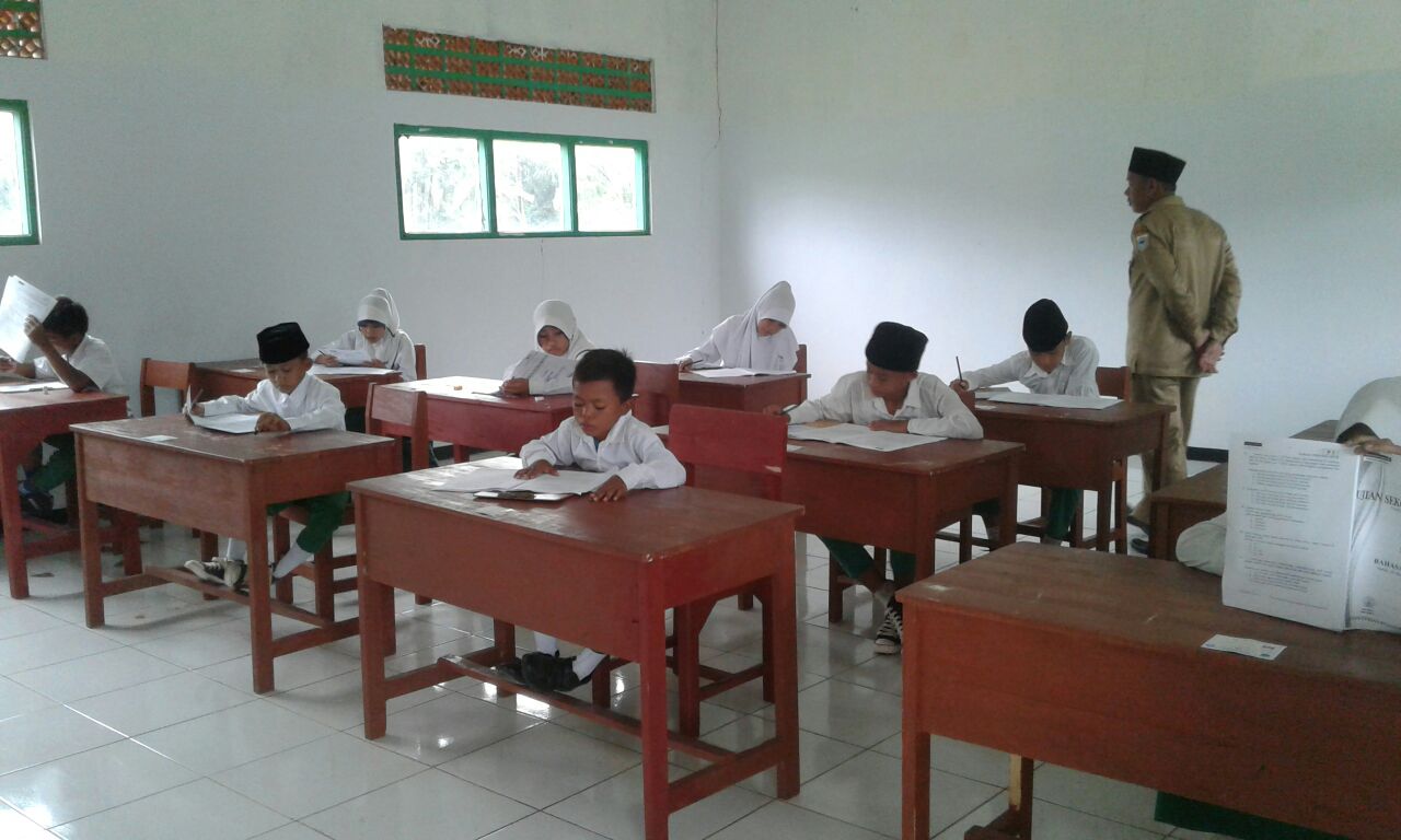 Ujian nasional jenjang Sekolah Dasar (SD) dan Madrasah Ibtidaiyah (MI) yang dimulai pukul 07:30 sampai dengan 09:30. dalam UN kali ini yang diujikan yaitu Matematika, Bahasa Indonesia dan Ilmu Pengethuan Alam. dan pada tahun ini Madrasah Ibtidaiyah Pondok Pesantren An-Nahl Darunnajah 5 Cikeusik Pandeglang Banten mengerjakan UN bersama dengan MI Malangsari. suasana pada hari ini tepatnya Selasa 17 mei 2016 saat ujian pun berbagai macam, mulai dari gelisah, senyum-senyum sendri dan lain sebagainya. semua persiapan mereka sudah dari jauh-jauh hari untuk menghadapi Ujian nasional ini. semoga semua peserta ujian nasional di Pondok Pesantren An-Nahl Darunnajah 5 diberi kemudahan dalam mengisi butiran-butiran soal.AMIN