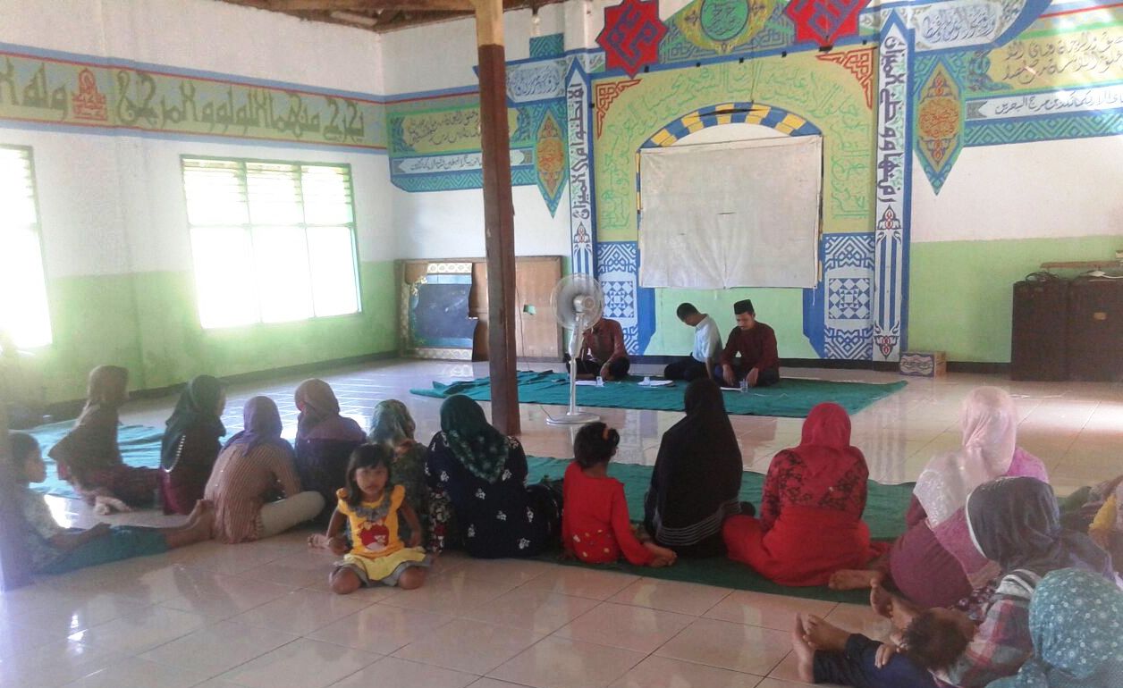 Kamis 19 Mei 2016 di Aula serba guna Pondok Pesantren An-Nahl Darunnajah 5 Cikeusik Pandeglang Banten dewan guru beserta pimpinan pondok pesantren rapat bersama dengan wali santri kelas 3 TMI Pondok Pesantren An-Nahl Darunnajah 5. dalam rapat ini dewan guru An-Nahl membahas tentang persiapan pelulusan kelas 3 TMI, tentang kelanjutan jenjang pendidikan dan pembekalan oleh pimpinan kepada wali santri dan juga santri kelas 3 dari hasil rapat tersebut, Alhamdullilah semua melanjutkan ke jenjang yang lebih tinggi seperti SMA, SMK, MA dan ada juga yang melanjutkan untuk mondok lagi di Pondok Pesantren An-Nahl ini. Semoga lulusan Pondok Pesantren An-Nahl Darunnajah 5 ini bisa terus berkembang dan berprestasi bersama Rihdo Ilahi. AMIN