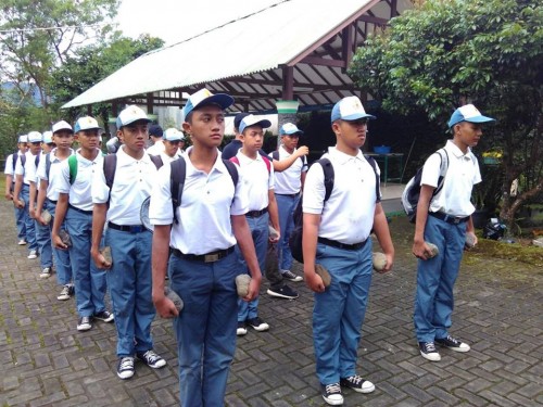 Pelatihan Pasukan Pengibar Bendera (Paskibra) Pondok Pesantren Darunnajah