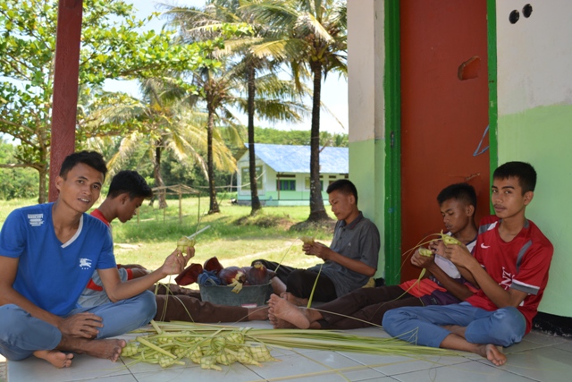 santri nahl belajar membuat ketupat