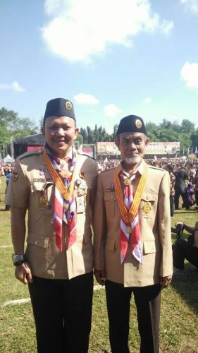 Pimpinan Pondok Modern Darussalam Gontor berkenan menerima penghargaan "Lencana Melati"