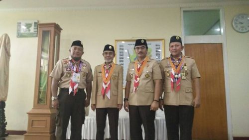 Pimpinan Pondok Modern Darussalam Gontor berkenan menerima penghargaan "Lencana Melati"
