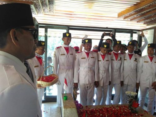 Paskibra Darunnajah Ziarah Ke Makam Proklamator Bung Hatta