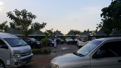 Jardin (parkir asrama putri) hari Ahad sore