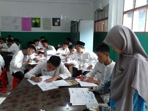 Studi Banding Guru dari Malaysia di laboratorium Matematika